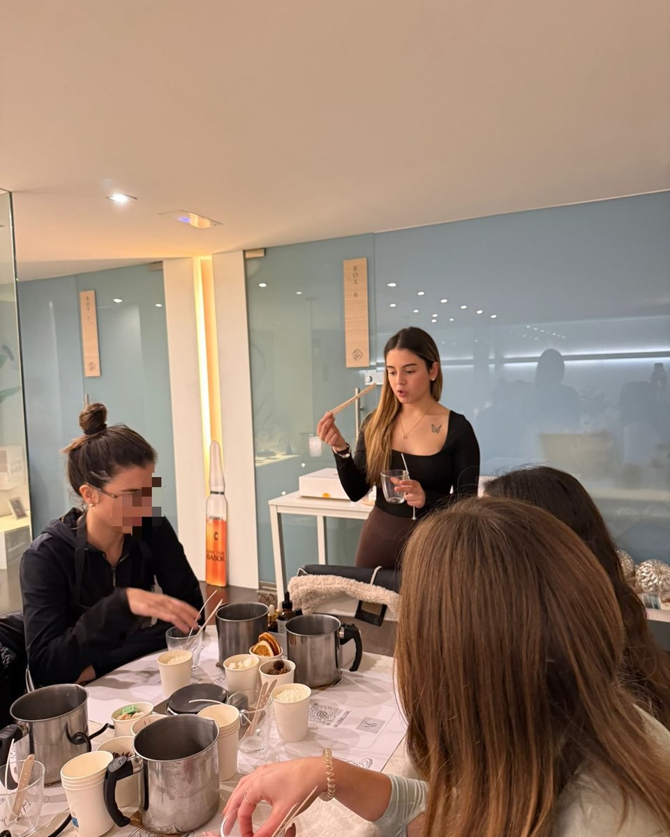 Ari, fundadora de Vall de Bellesia, en un taller de velas